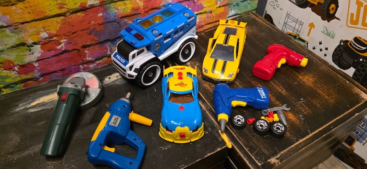 Take apart car toys - 3 cars and accessories - Image 1