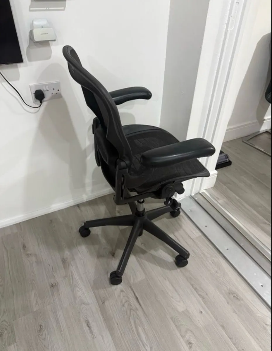 Herman Miller Aeron Office Chair - Image 2