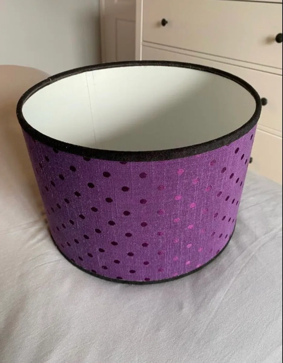 Lamp shade in very good condition - Image 1