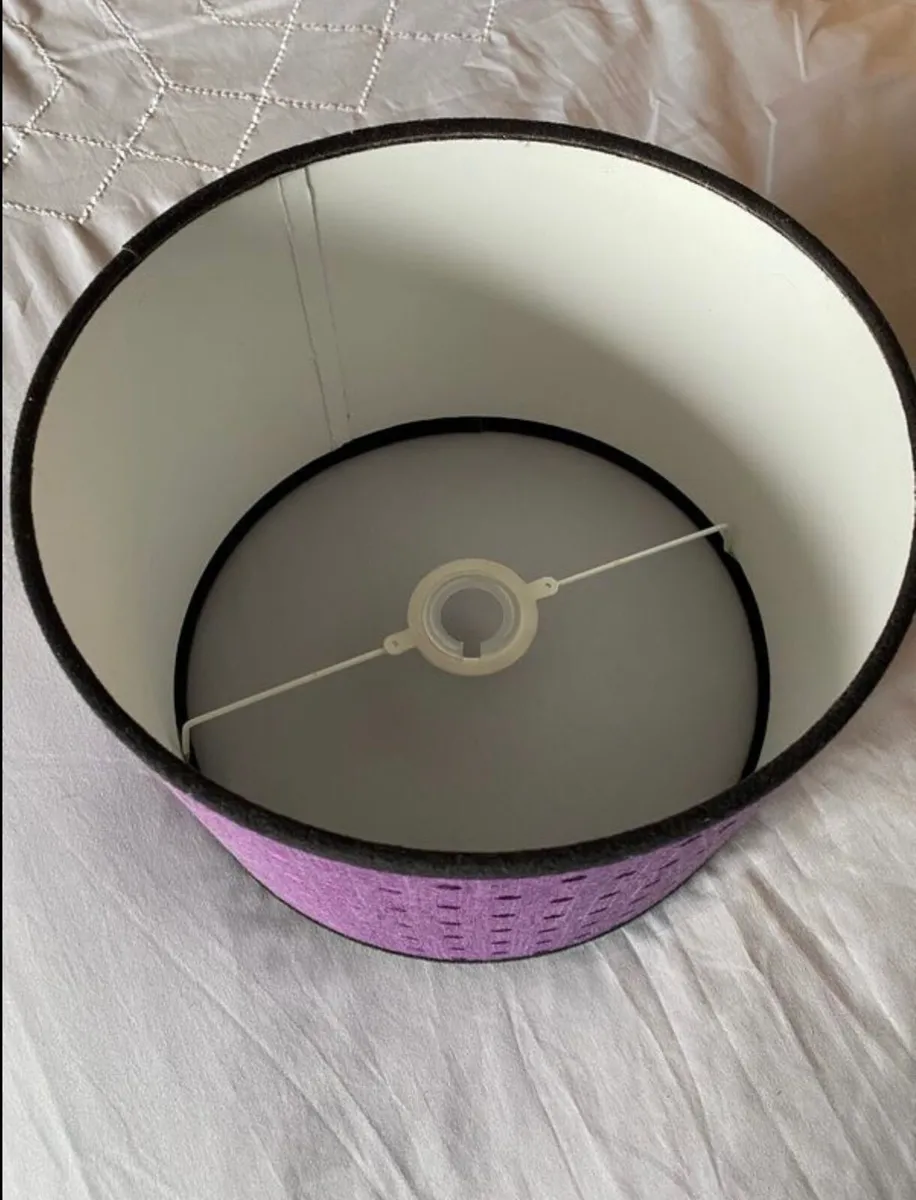 Lamp shade in very good condition - Image 2