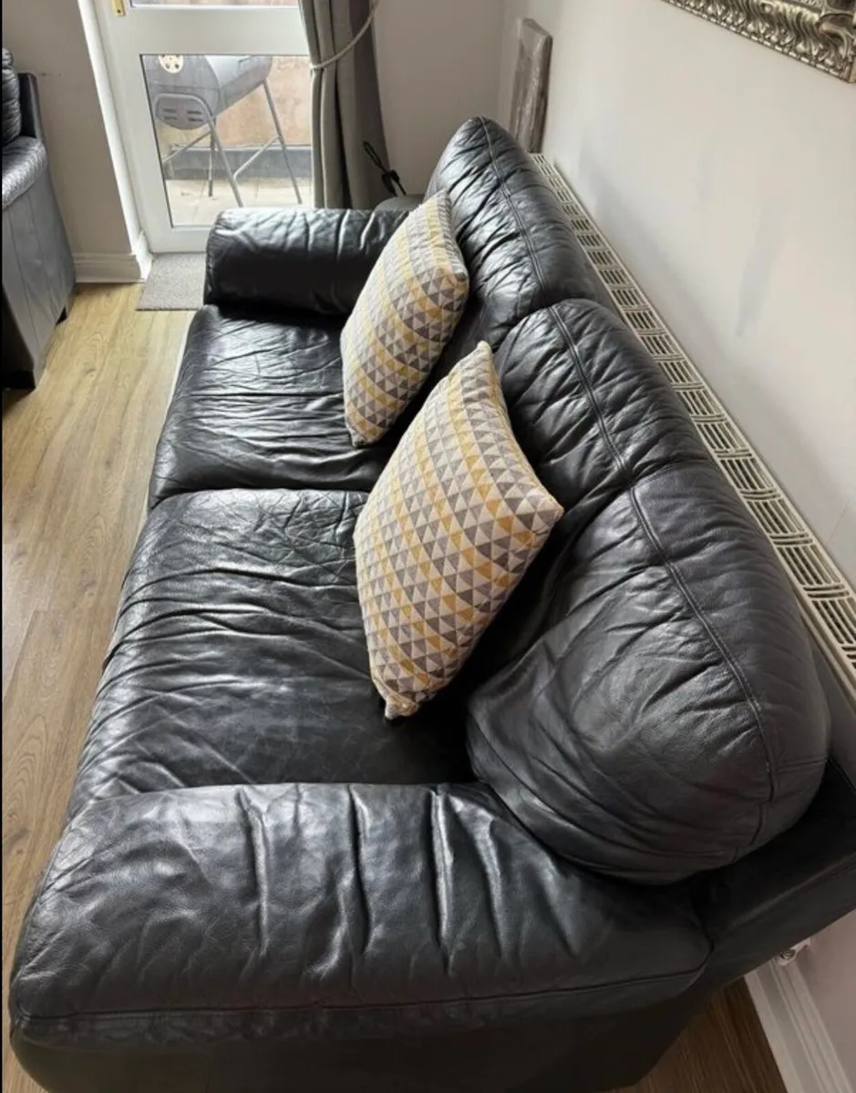 Black leather sofa, in very good condition - Image 3