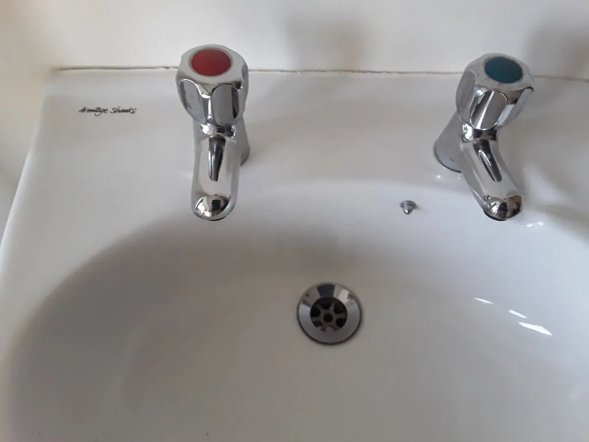 Sink  hot and cold tap pedestal - Image 1