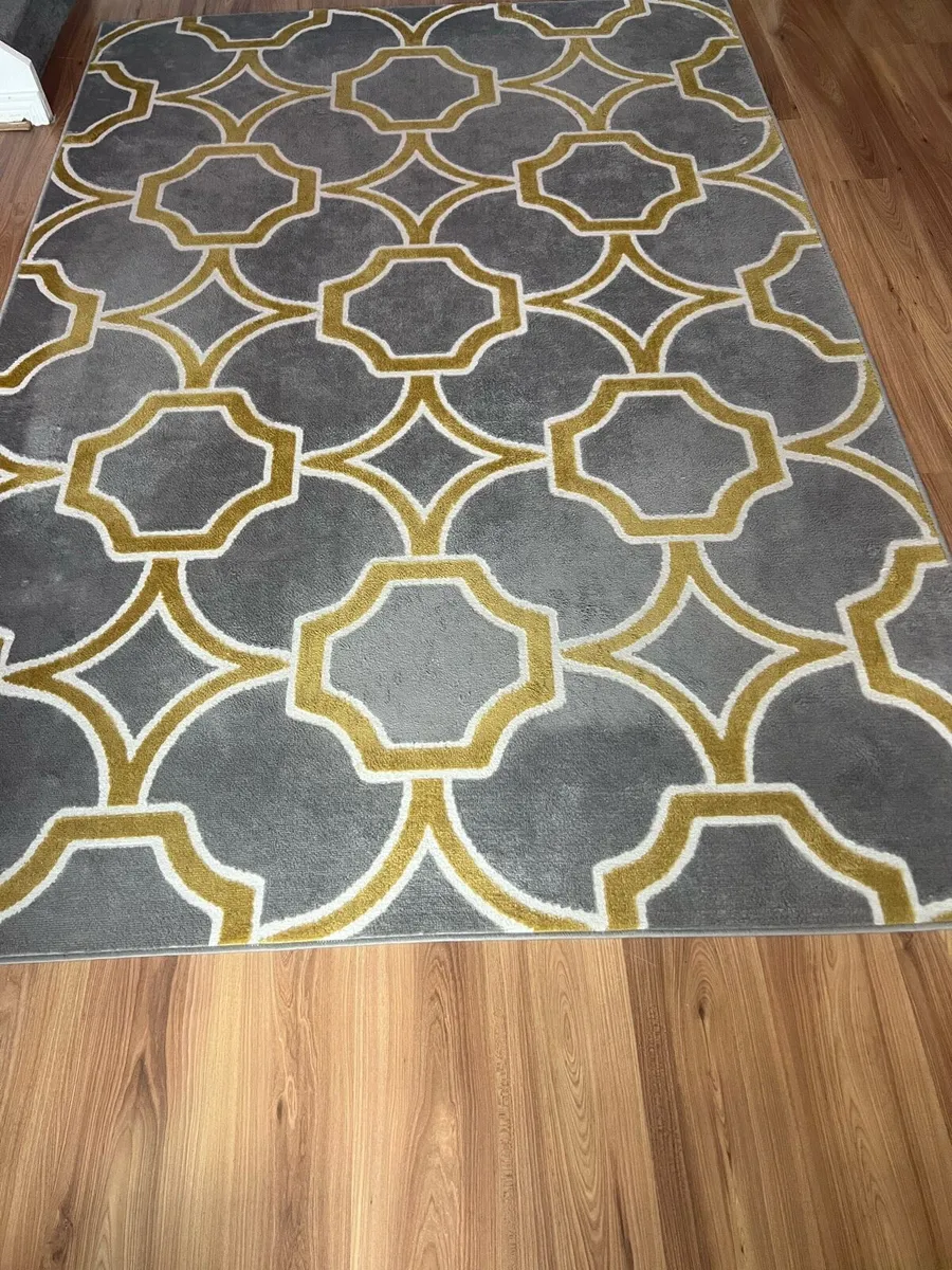 Large Rug - Image 1