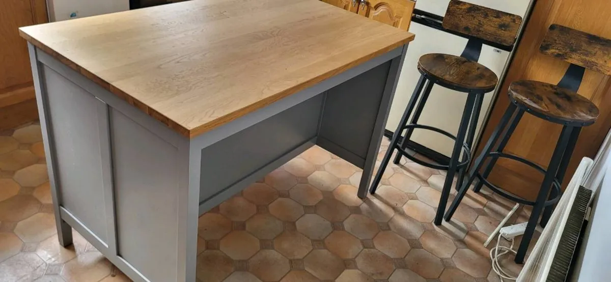 Kitchen Island - Image 4