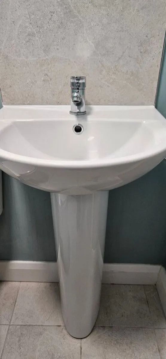 Bathroom sink and pedestal x 2 - Image 1