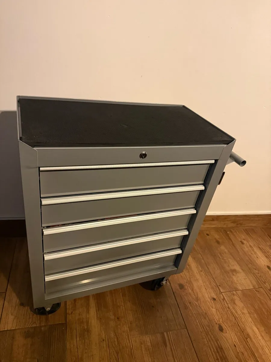 Tool chest with tools - Image 1