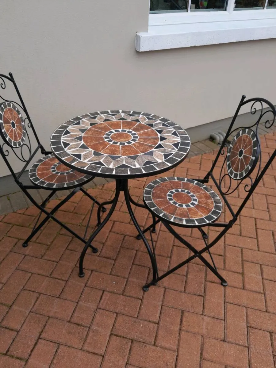 Outdoor table and 2 chairs - Image 1