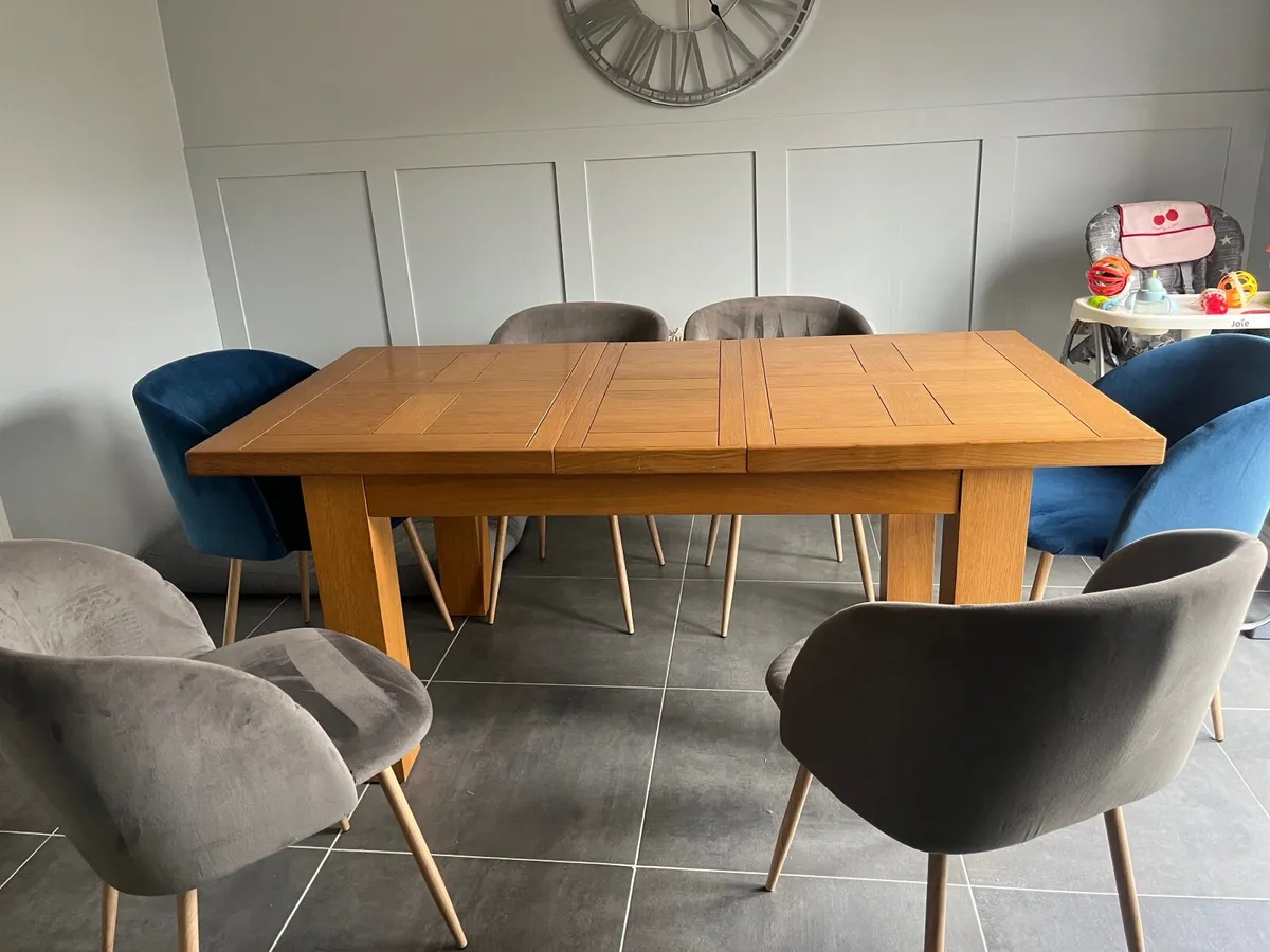 Table and chairs - Image 4