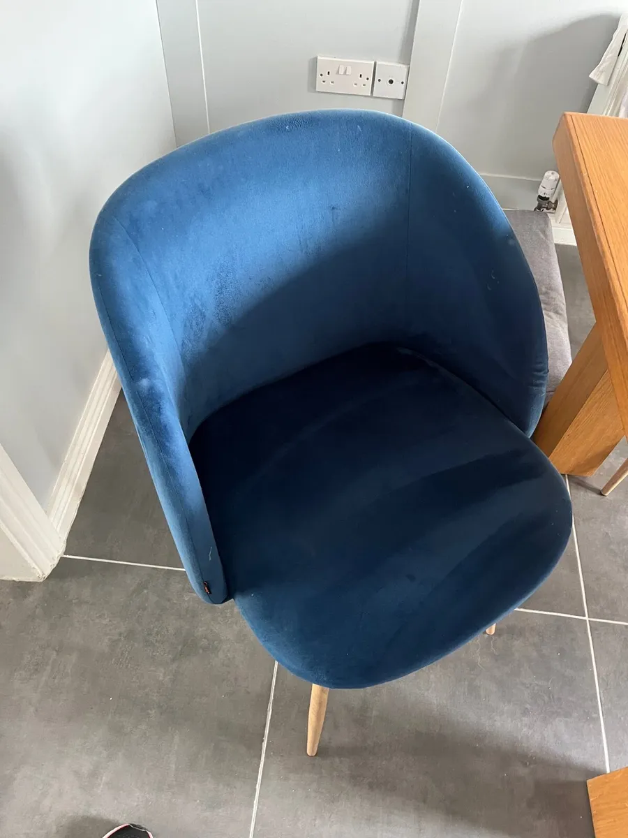 Table and chairs - Image 1