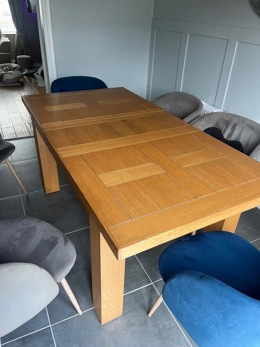 Table and chairs - Image 2