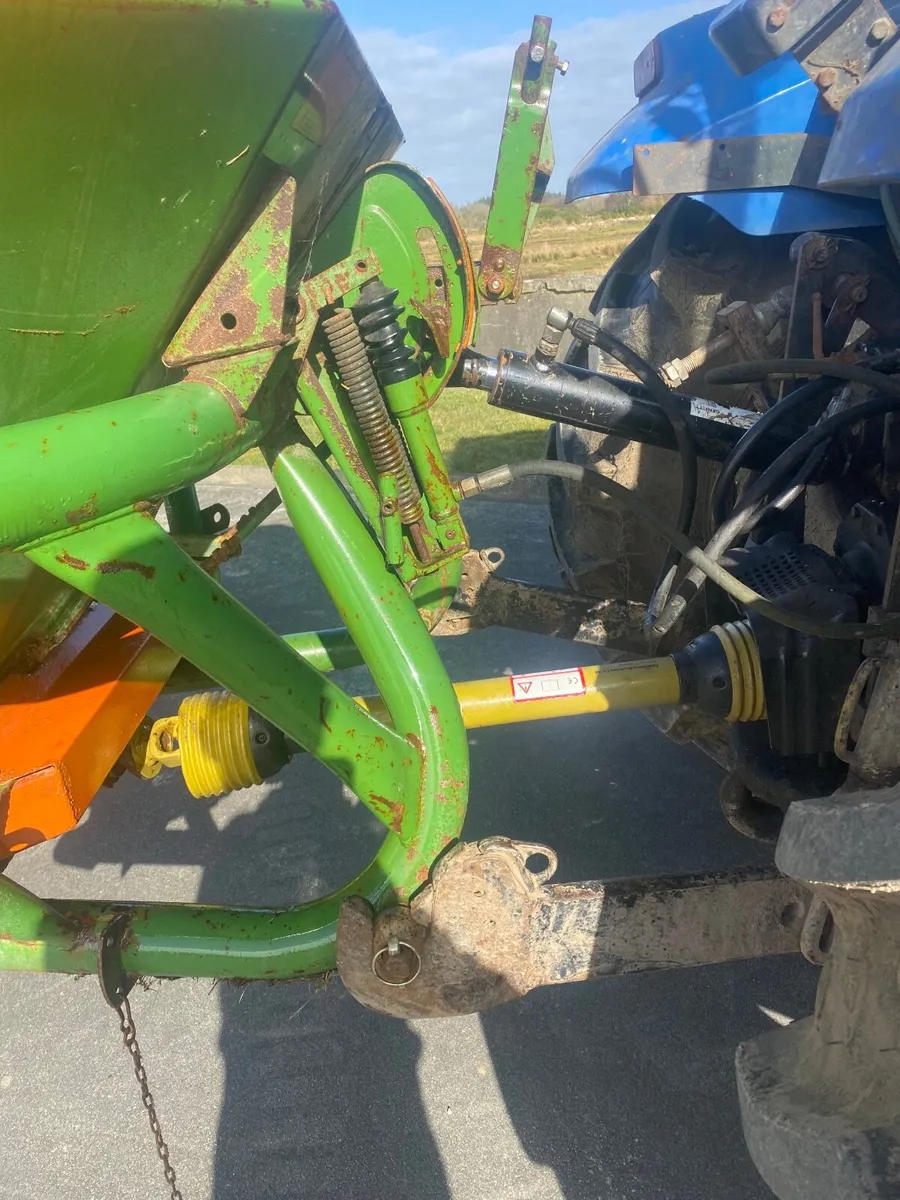Amazone Fertiliser spreader - Image 3
