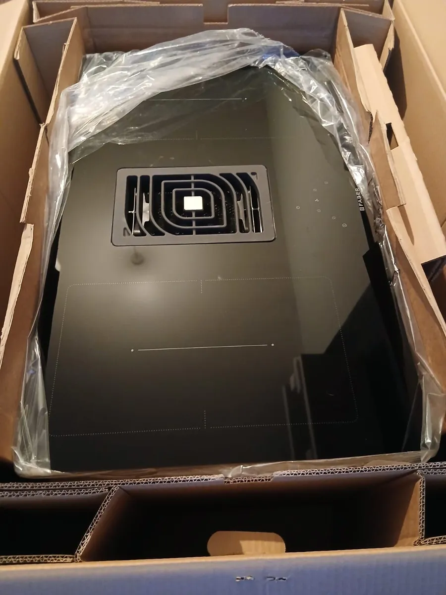 Extractor Hob 830mm Glass (New) - Image 4