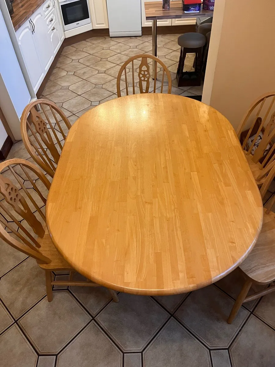 Table and 6 chairs - Image 1