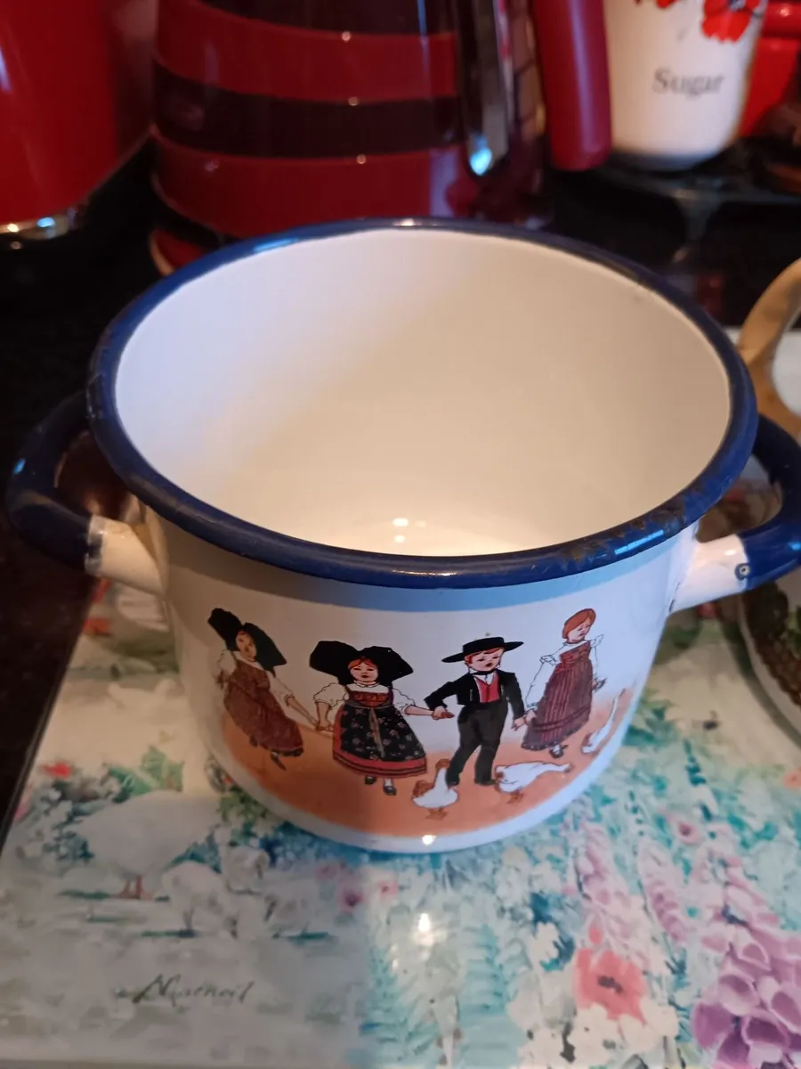 Vintage enamelled pots - Image 4