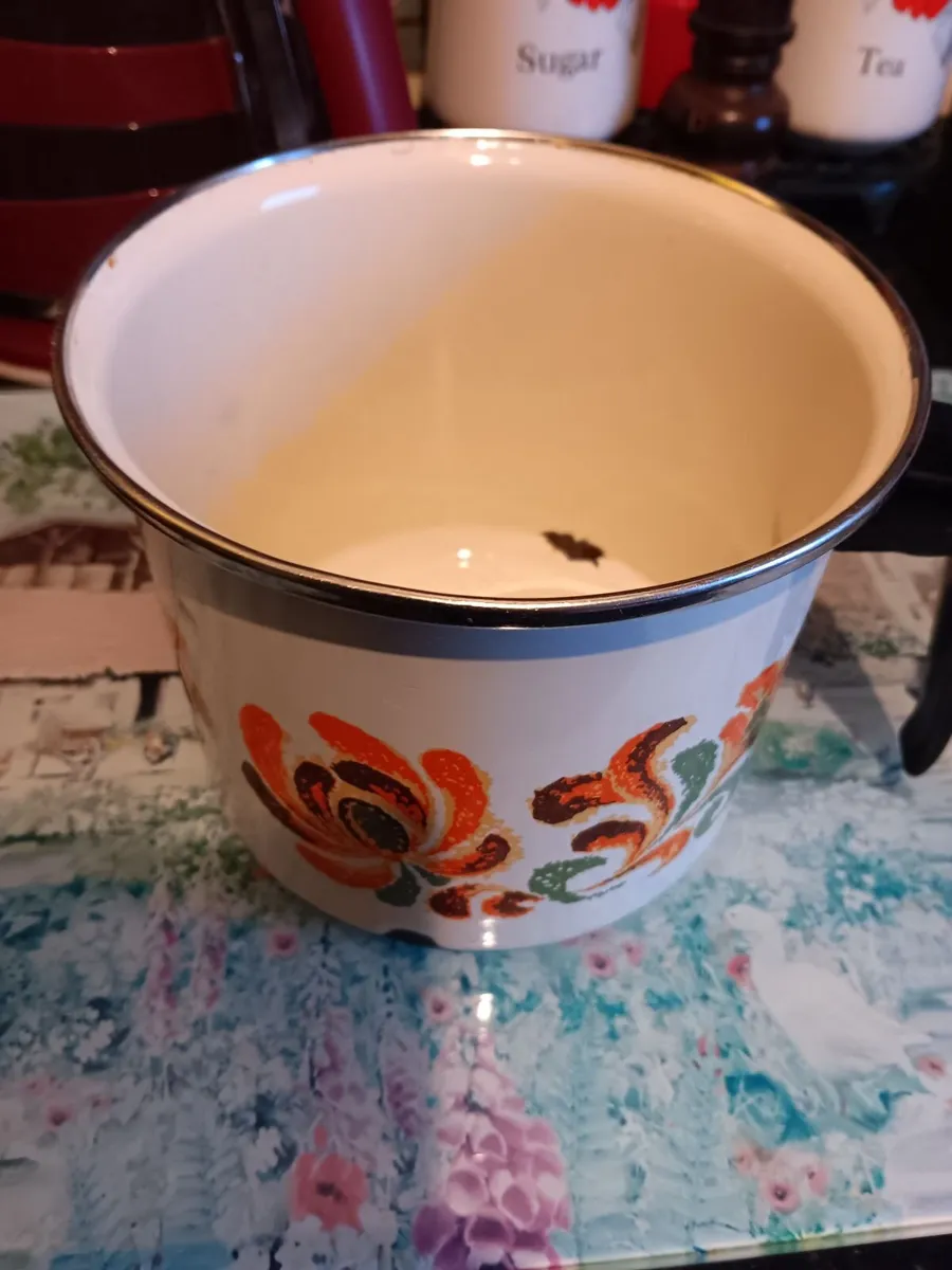 Vintage enamelled pots - Image 1