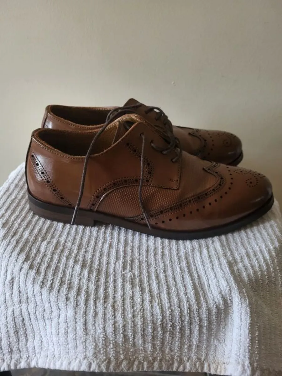 Boys Benetti Brogue Shoes and Zazzi Bowtie - Image 2