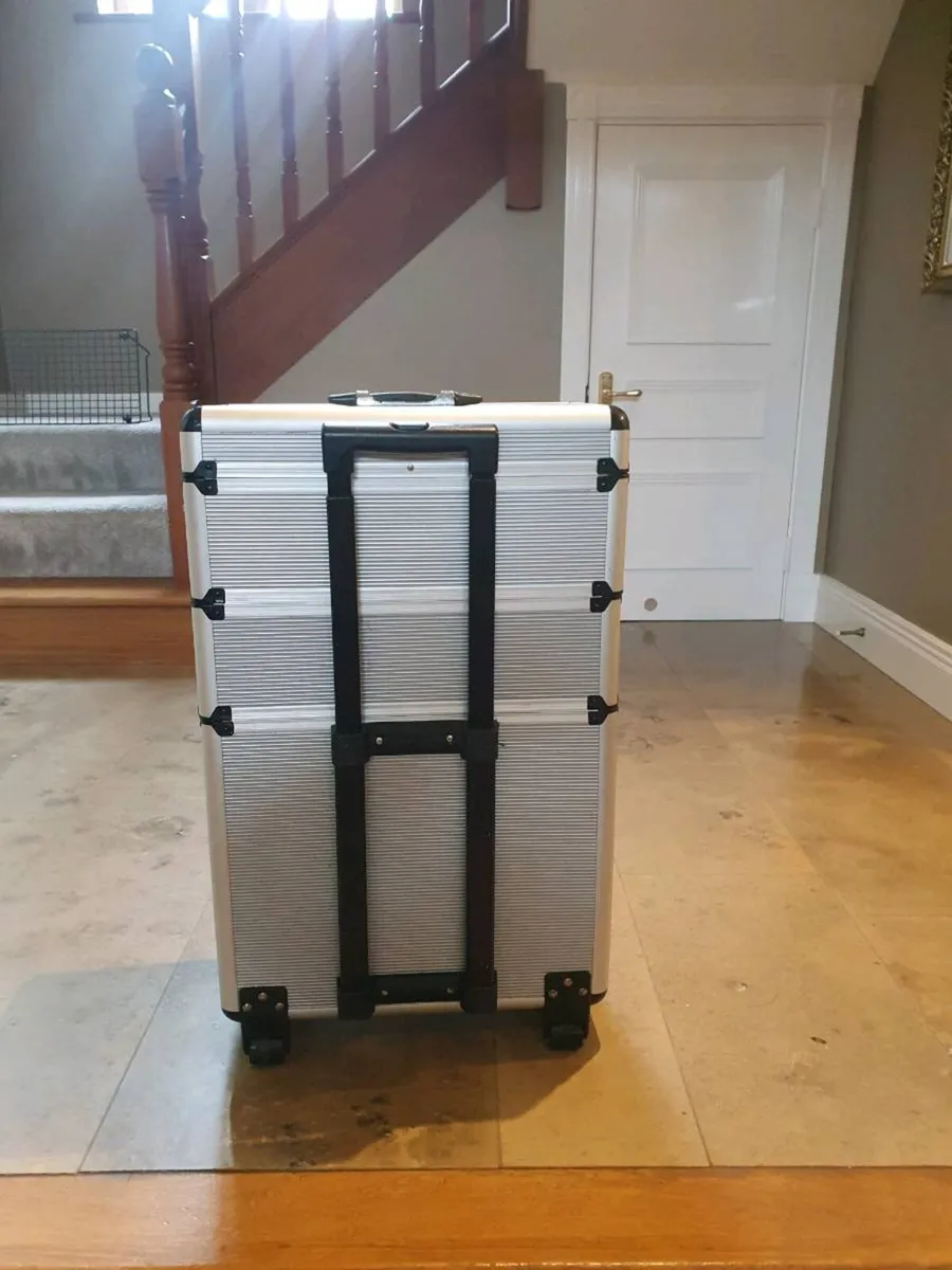 Storage case on wheels - Image 1