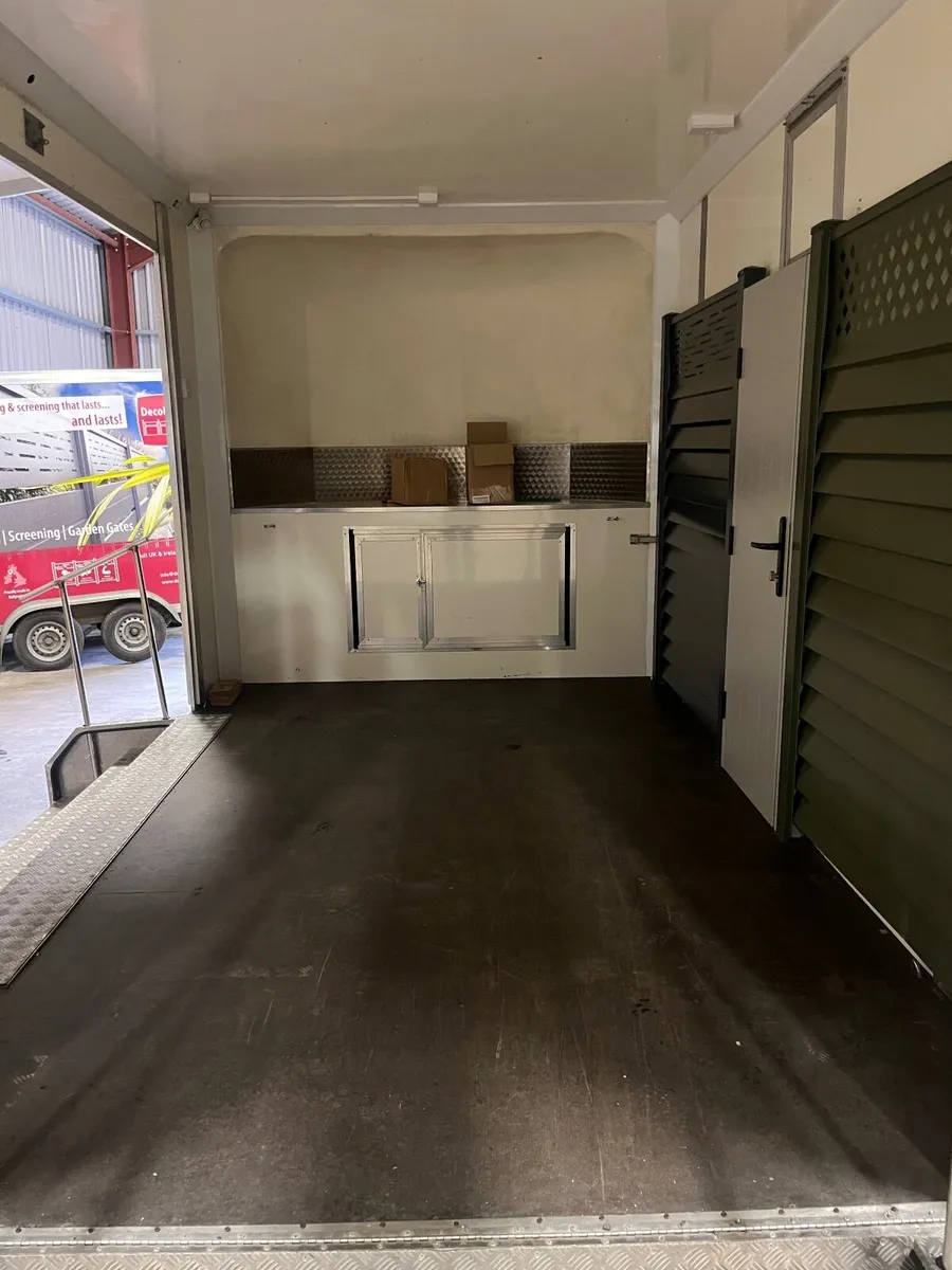 Display Trailer - Image 2