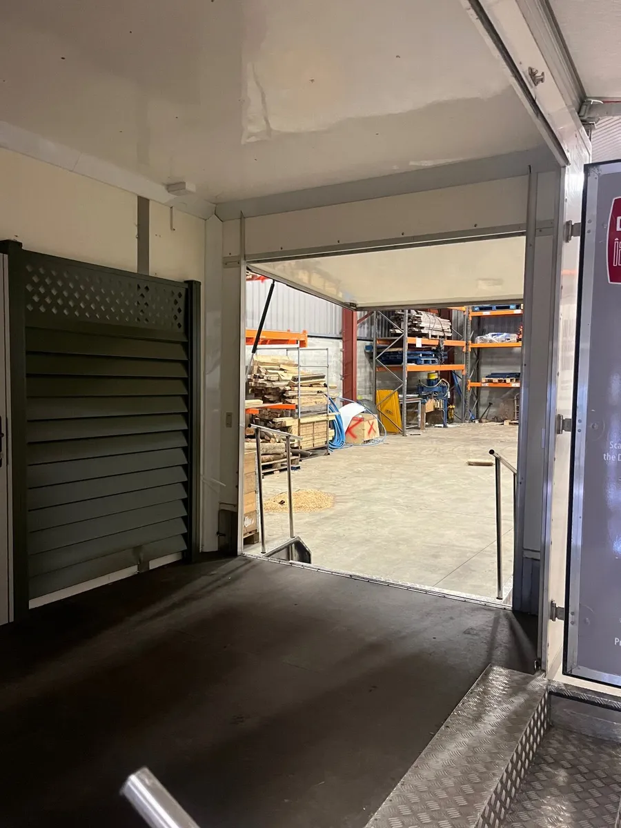 Display Trailer - Image 3