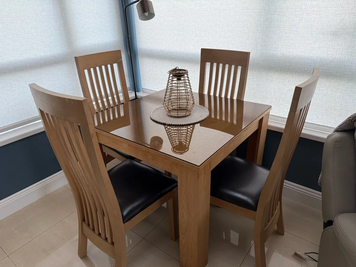 Small dining table and four chairs - Image 3