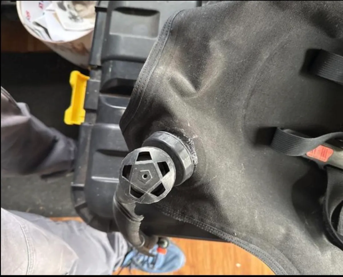 Scuba bcd- for part or repair - Image 2