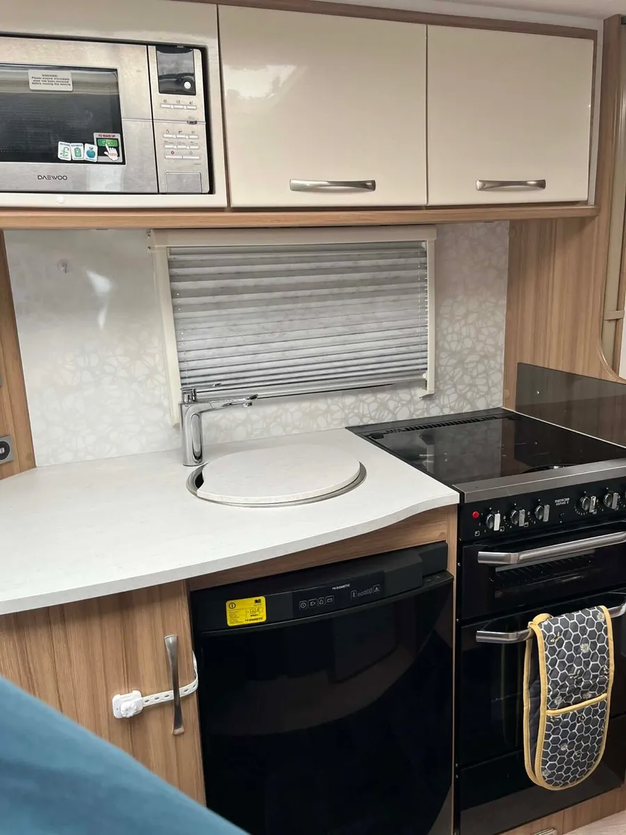 Luxury 4-berth swift Challenger - fixed Beds - Image 4