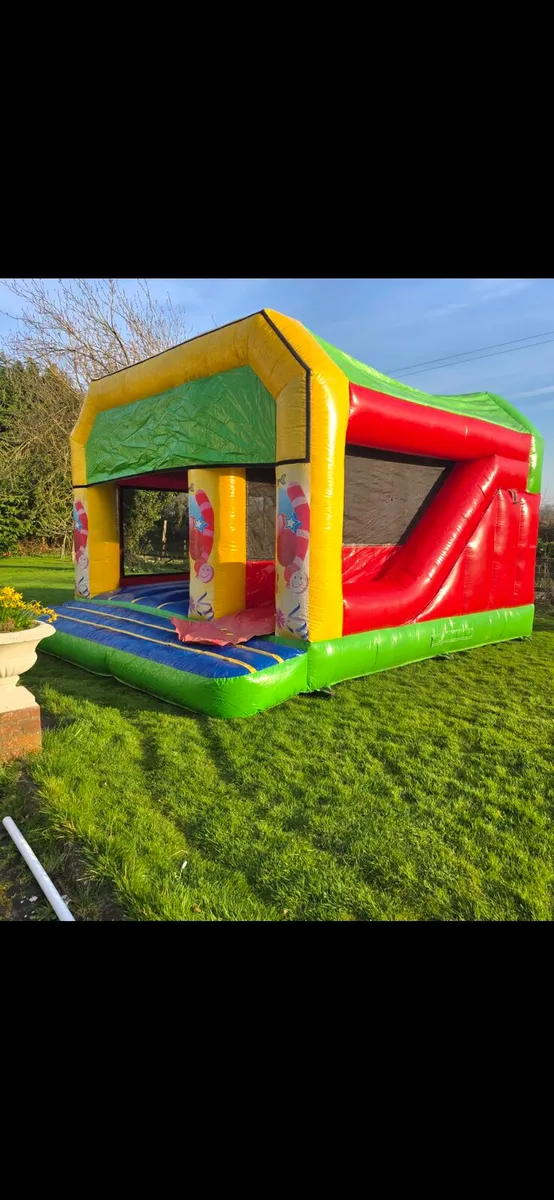 Indigo banner combi castle - Image 1