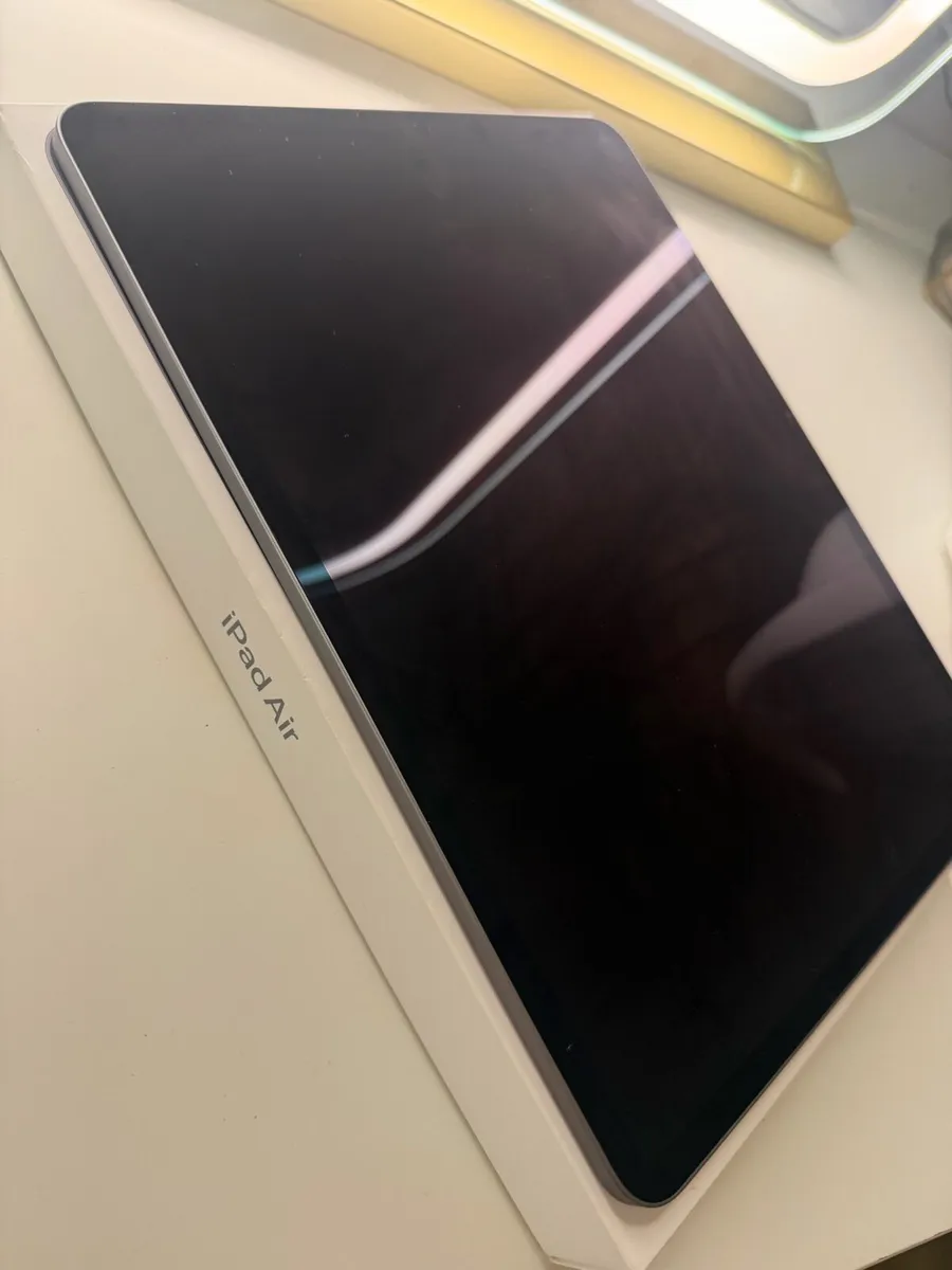 iPad Air 13inch - Image 1