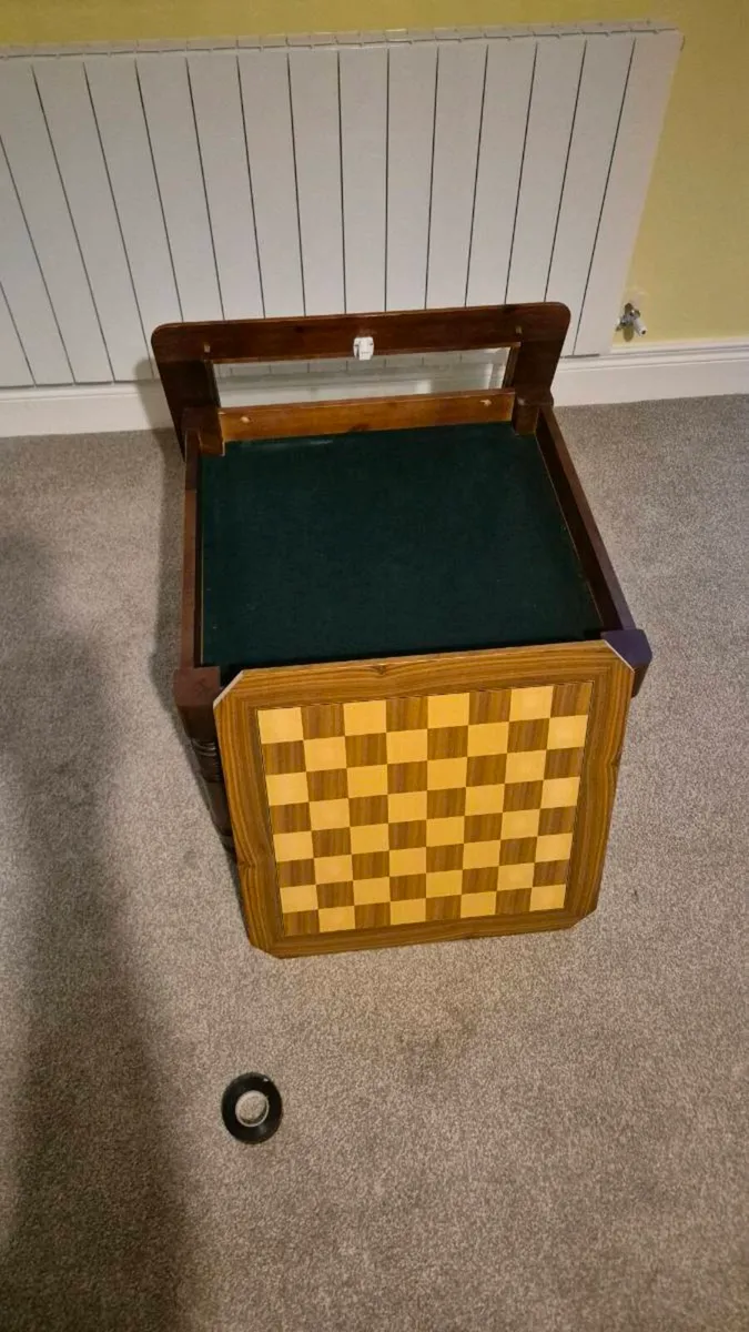 Display table complete with removable chess board - Image 1