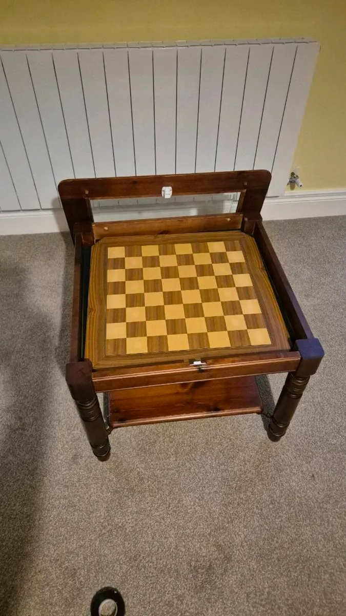 Display table complete with removable chess board - Image 3