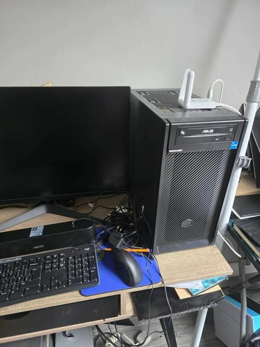 paradigit home computer with Lg screen - Image 1