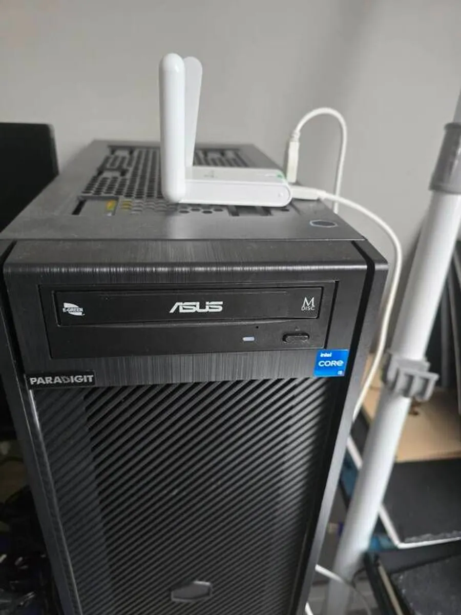 paradigit home computer with Lg screen - Image 3