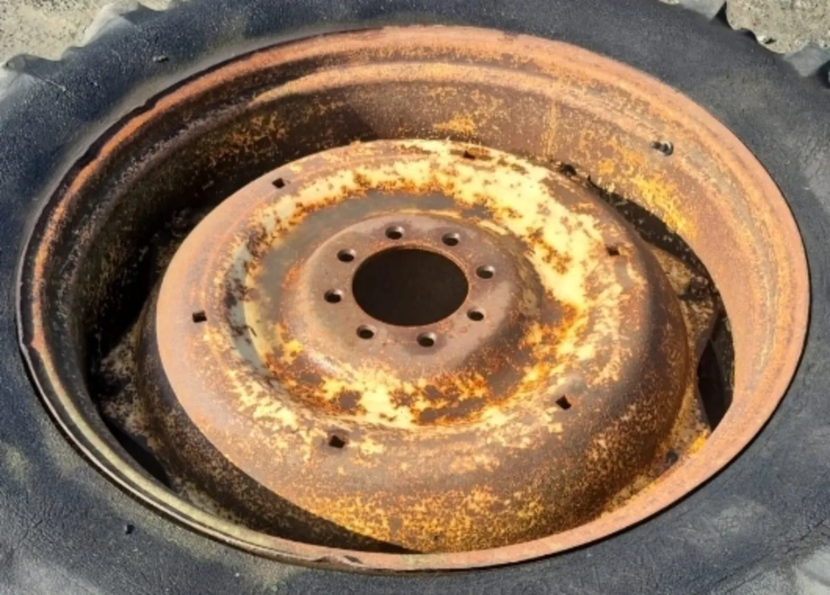 36" international tractors rims original - Image 3