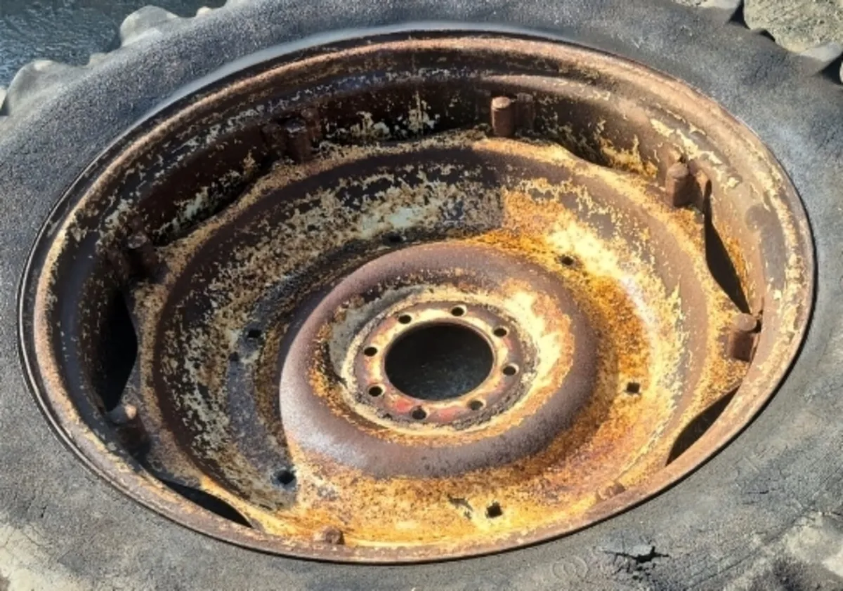 36" international tractors rims original - Image 4