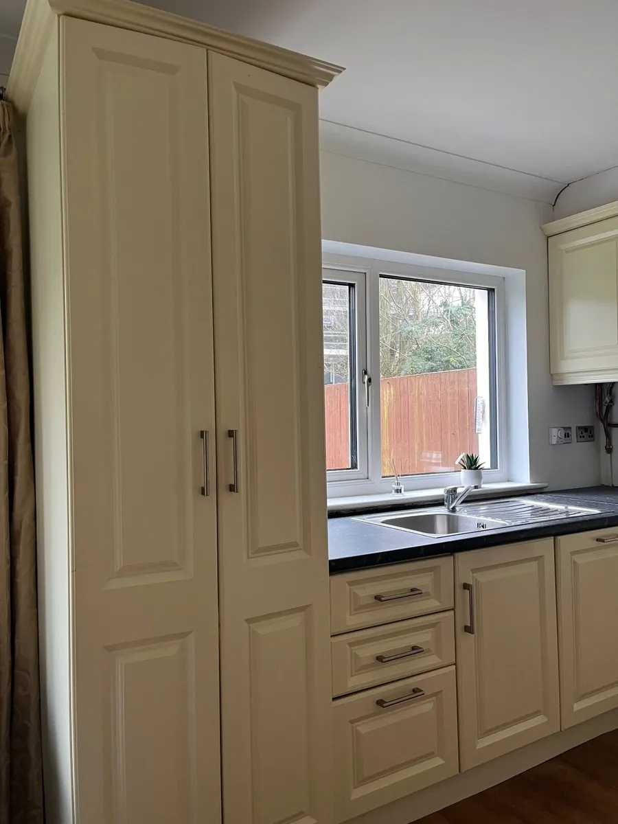 Kitchen cabinets - Image 3