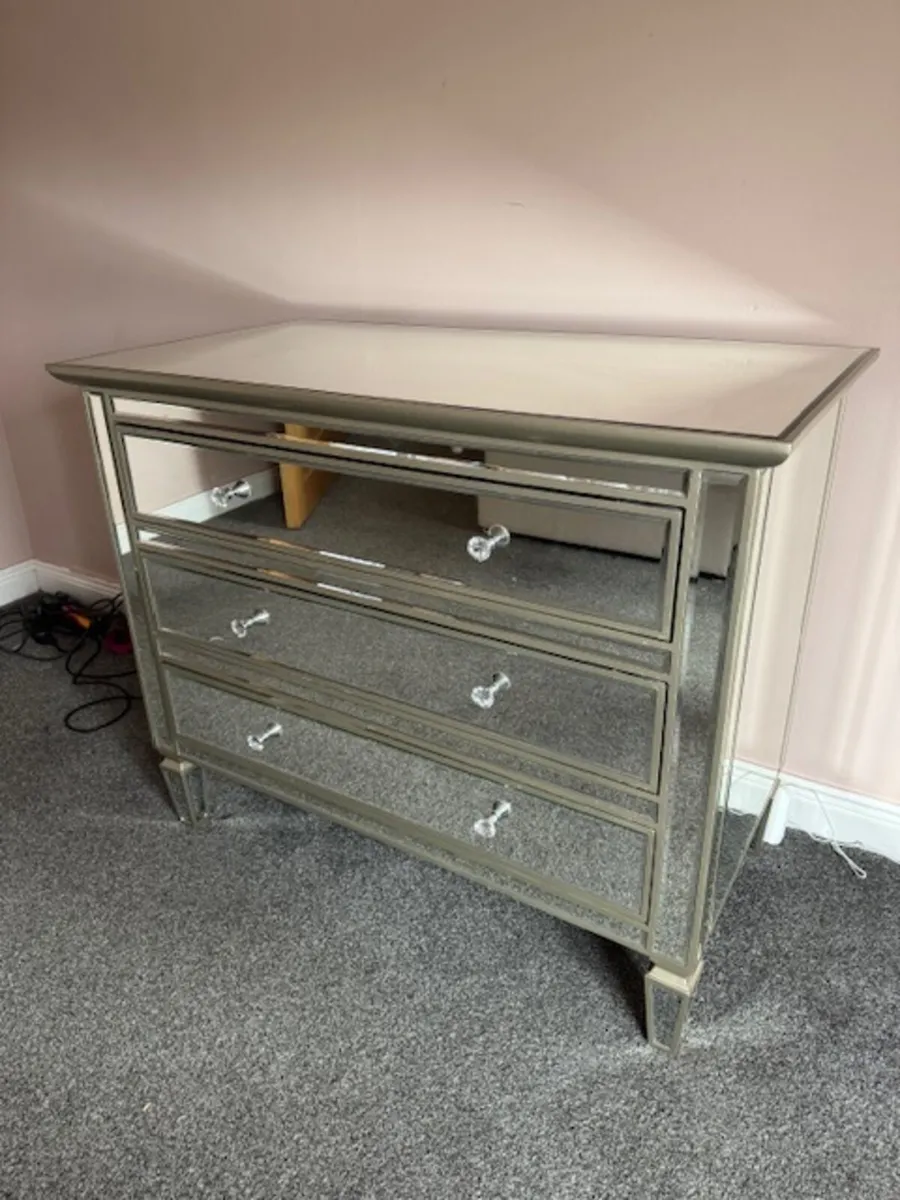 Chest of Drawers and 2 lockers - Image 4