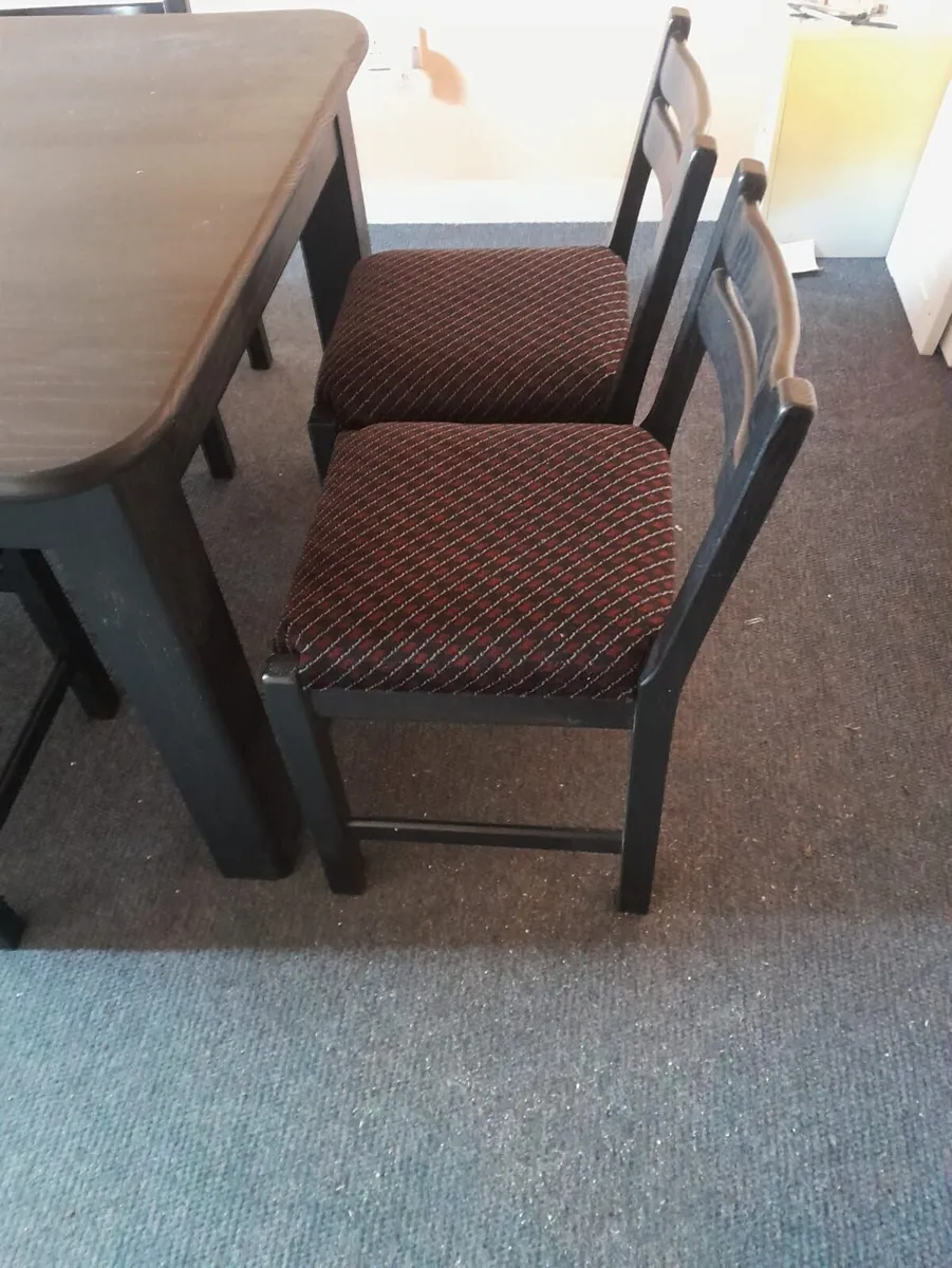 Table and chairs - Image 2