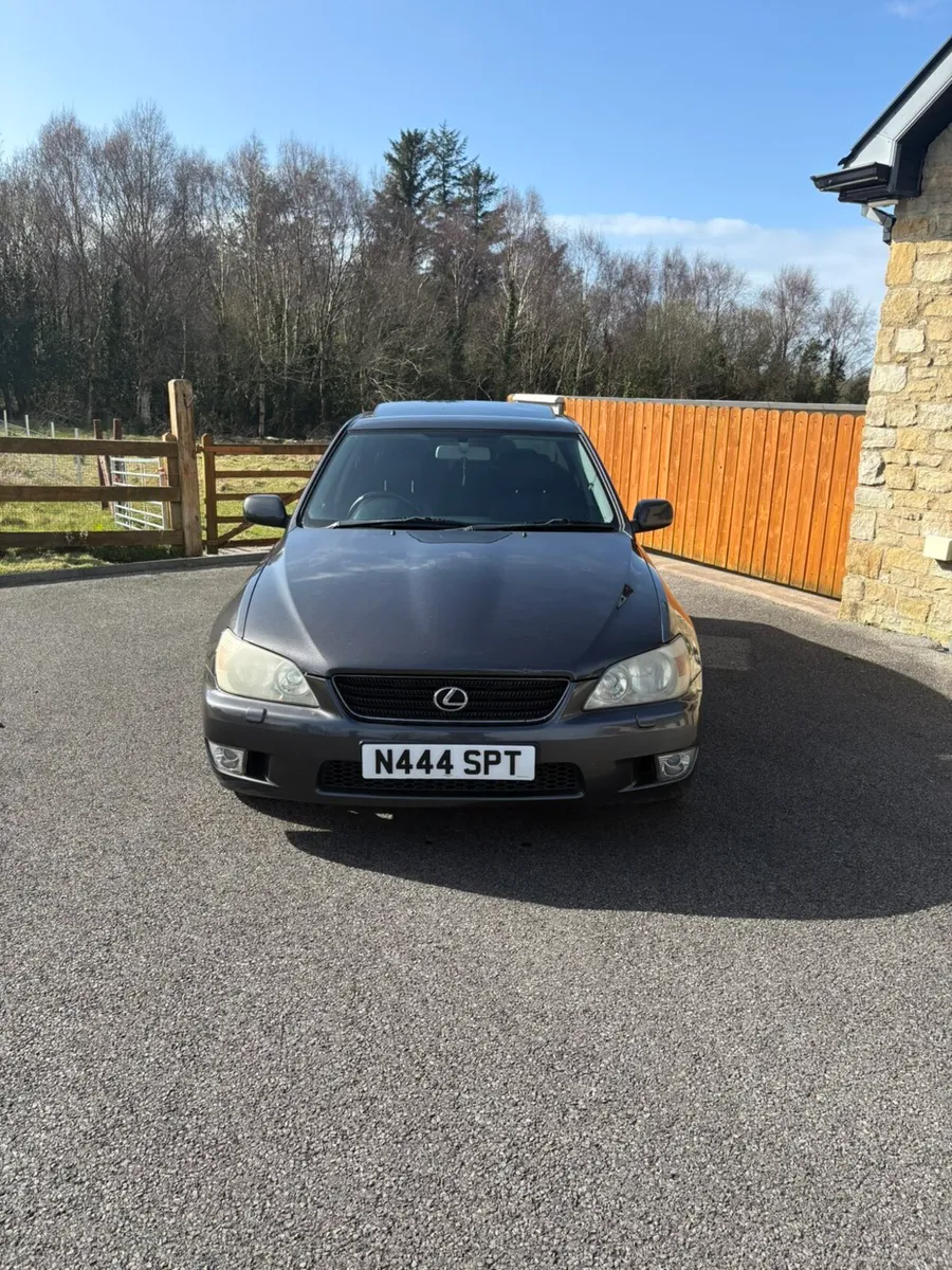 Lexus is200 SE - Image 3