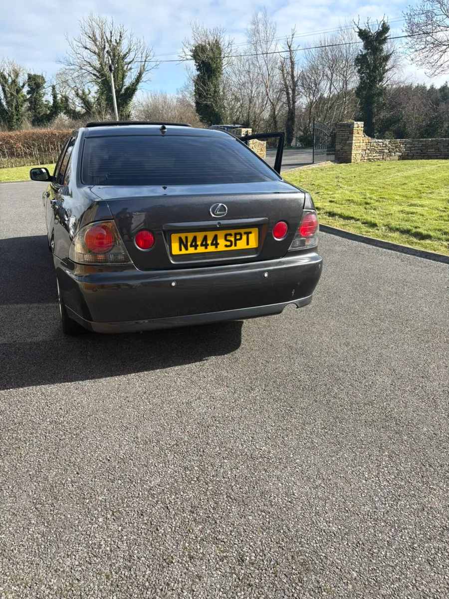 Lexus is200 SE - Image 4