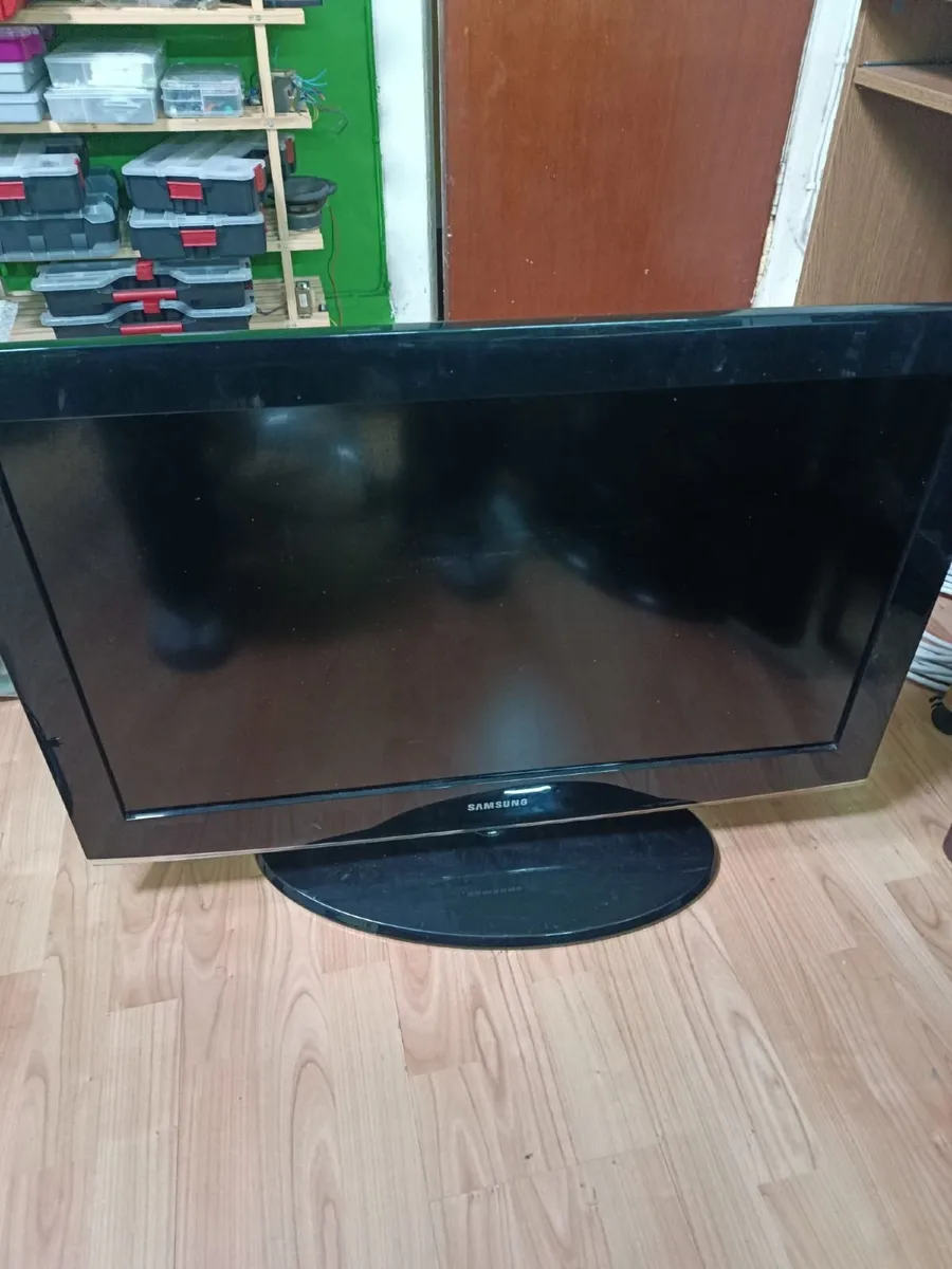Samsung 32-inch LCD TV - Image 2