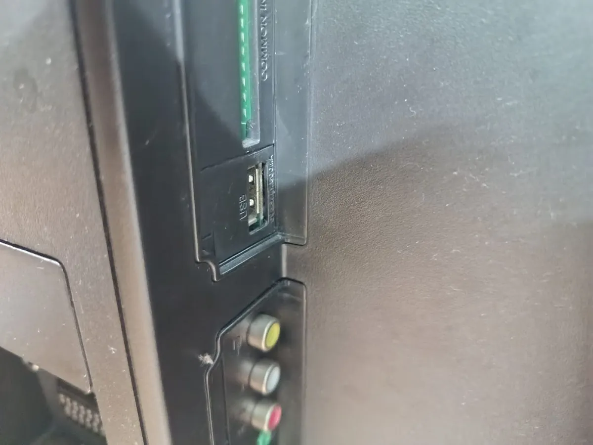 Samsung 32-inch LCD TV - Image 3