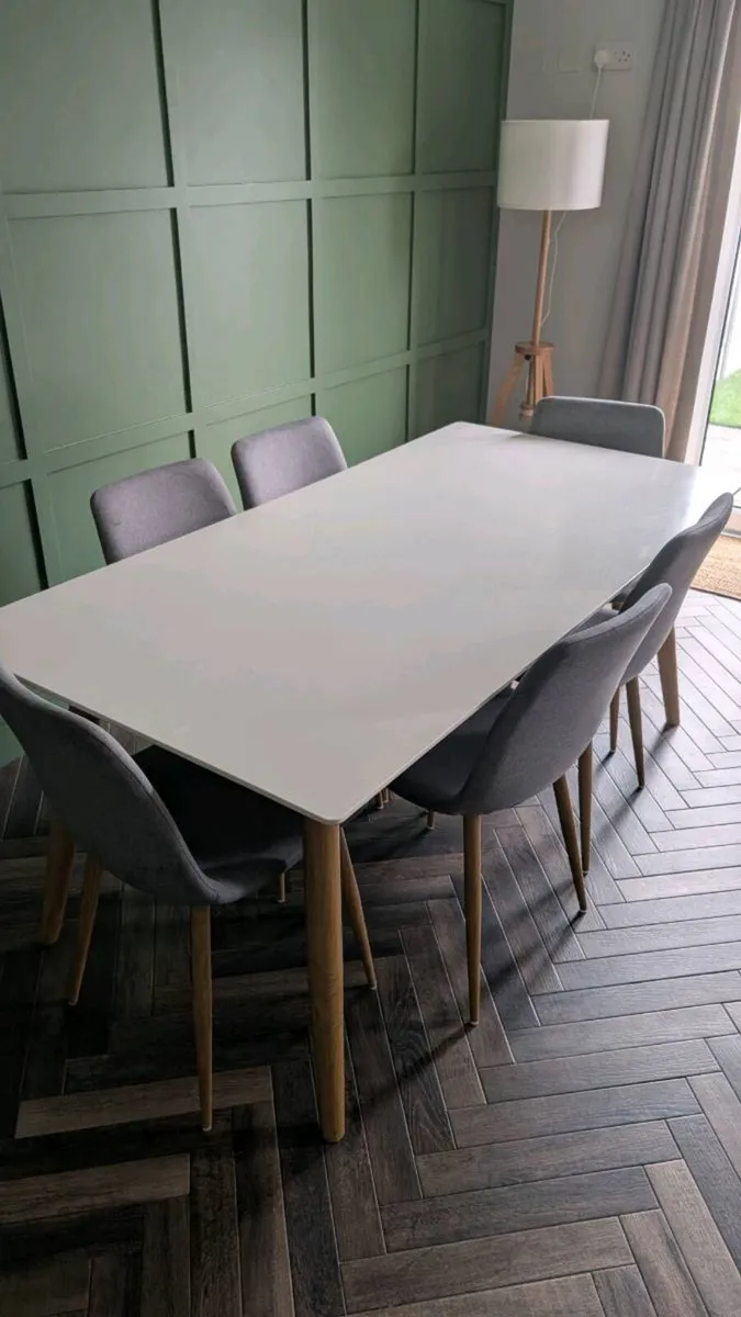 Kitchen table and chairs - Image 1