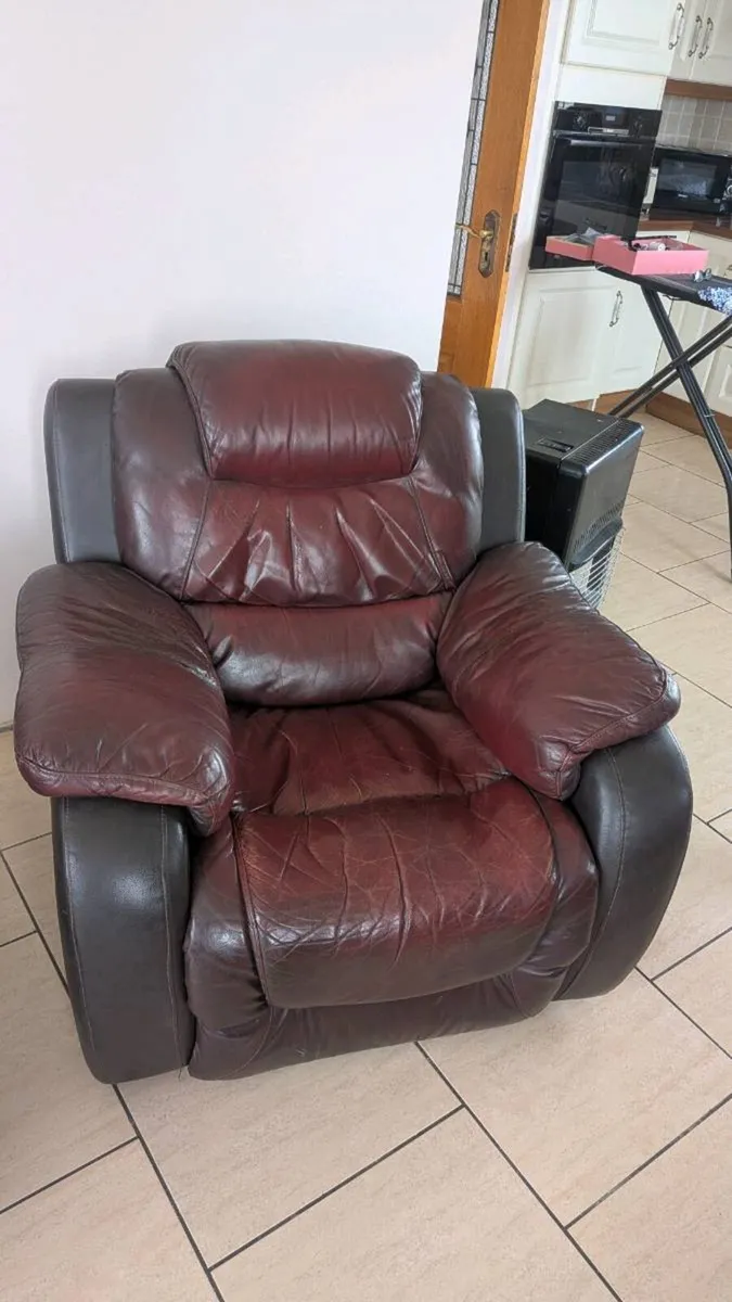 Leather 3 piece suite reclining - Image 4