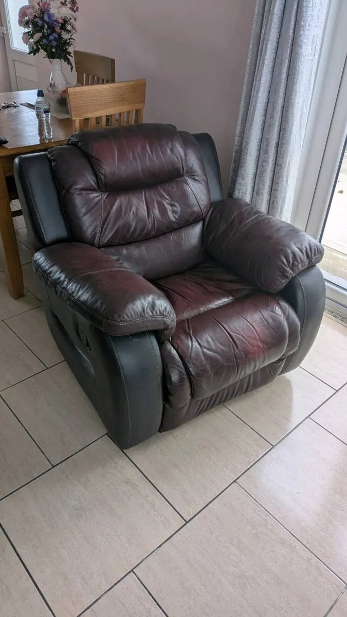 Leather 3 piece suite reclining - Image 1