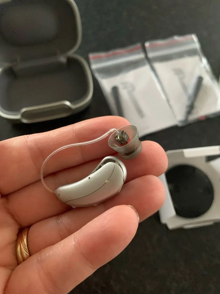 Premium Unitron Hearing Aids (pair) - Image 4