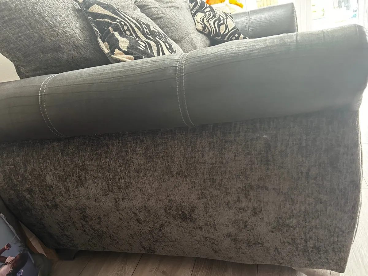 2 seater couch - Image 1