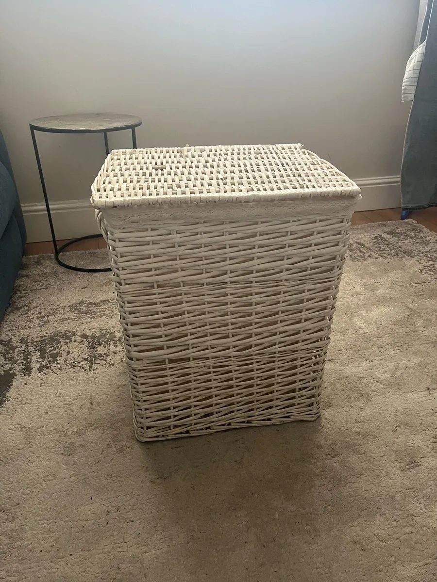 White wicker laundry basket - Image 1