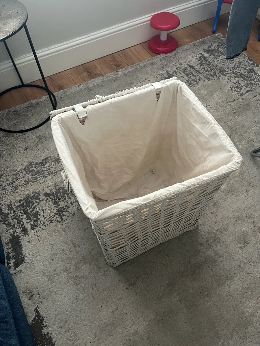 White wicker laundry basket - Image 2