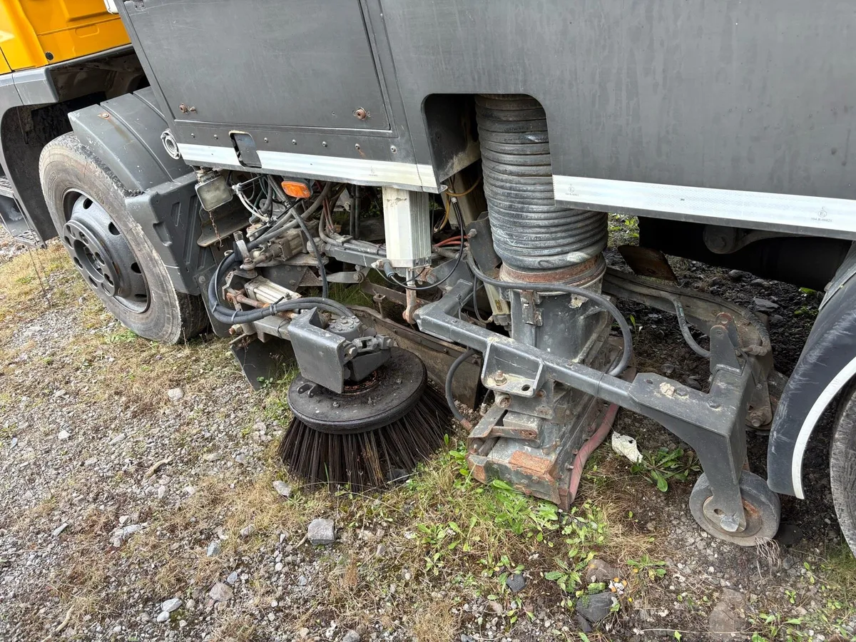 Mercedes Schmidt road sweeper - Image 4