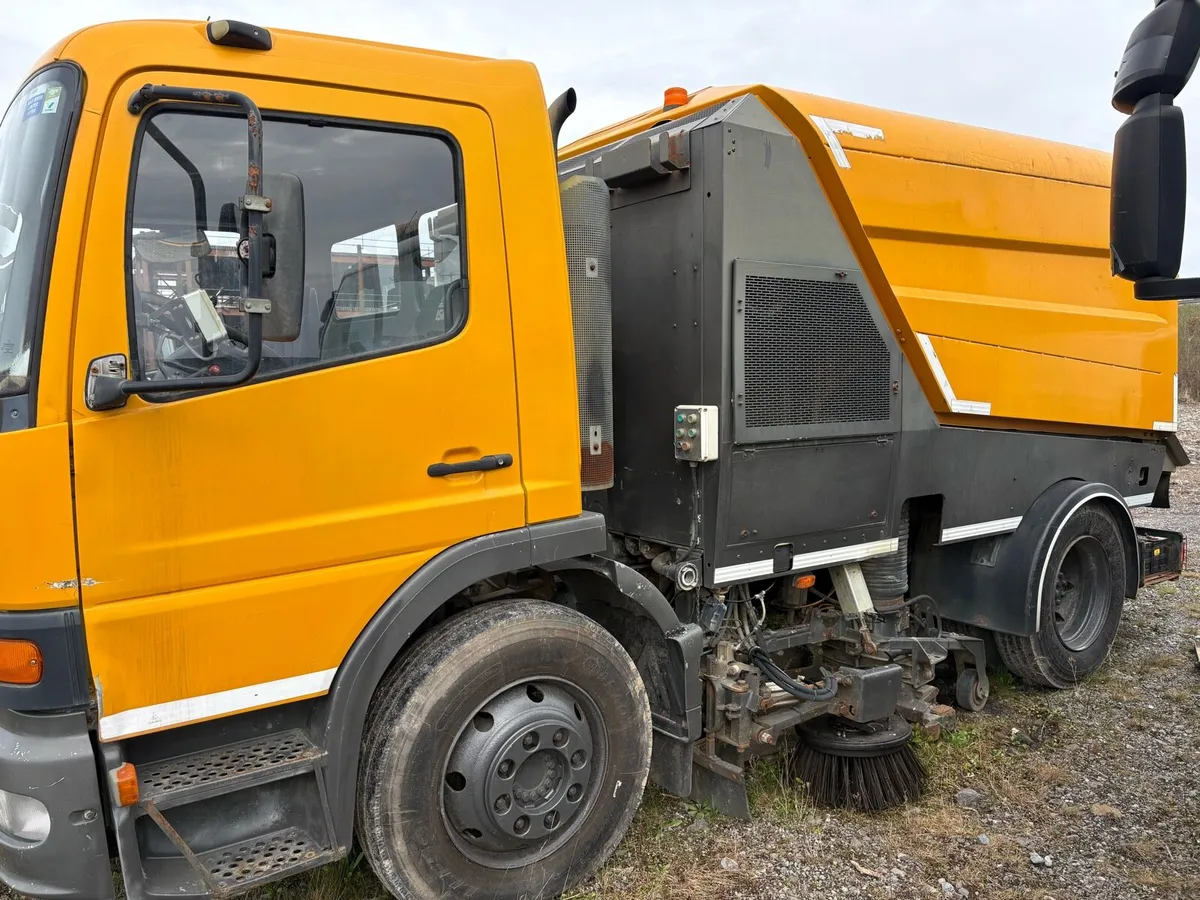 Mercedes Schmidt road sweeper - Image 2